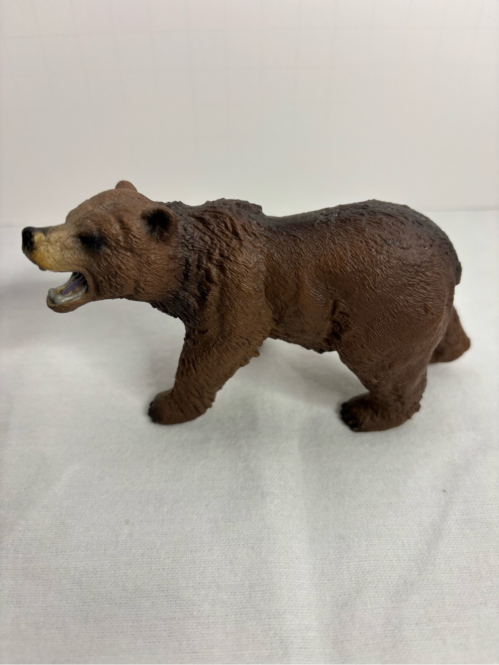 Schleich Brown Grizzly Bear Toy Figurine. Retired 2012